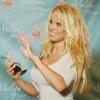 Pamela Anderson présente sa double-fragrance Malibu et Malibu Night, dans un centre commercial de l'Illinois, le samedi 6 mars.