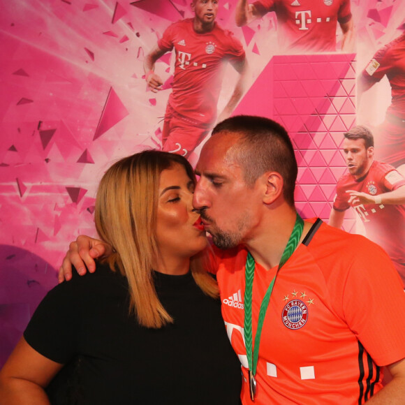 Dessus, la femme de Franck Ribéry ajoute simplement le drapeau libyen ainsi qu'un emoji d'un coeur fendu en deux
 
Franck Ribery avec sa femme Wahiba Ribery au banquet d'après match de la finale de la Coupe d'Allemagne "Bayern de Munich - Borussia Dortmund". Le FC Bayern Munich est Champion d'Allemagne 2016 et remporte la Coupe d'Allemagne 2016. Berlin, le 21 mai 2016.