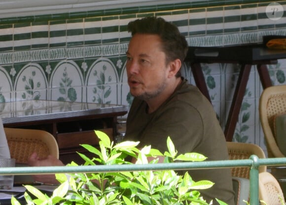 Elle raconte qu'Elon Musk aurait envoyé, à ses frères et à son père, mais aussi à des amis, des photographies de la césarienne qu'elle a subie sans même le lui demander.
Elon Musk avec son fils Saxon en vacances à Portofino. Le 25 juillet 2023.