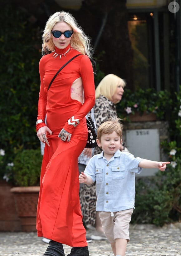 Grimes et son fils X AE A-Xii en vacances à Portofino, le 25 juillet 2023.