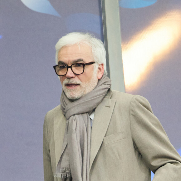 Dans "L'Heure des pros", Pascal Praud mène le rythme. Mais parfois il est arrivé à ce dernier de se laisser submerger par l'émotion.
Pascal Praud et sa compagne Catherine dans les tribunes du match de football de la Coupe de France "Nantes vs Toulouse" au Stade de France à Paris © Cyril Moreau / Bestimage
