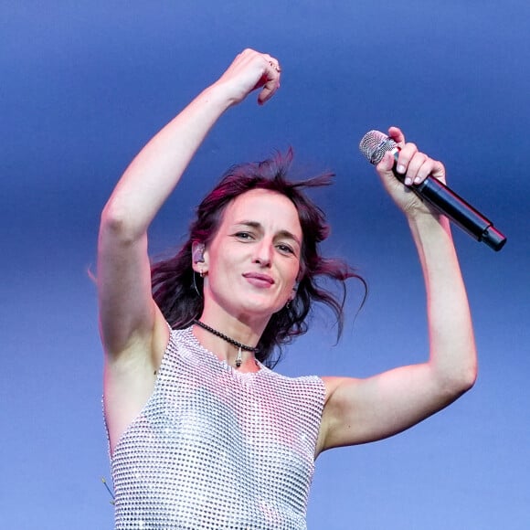 Difficile à croire, mais Juliette Armanet n'a pas toujours été une déesse de la scène.
Juliette Armanet en concert sur la scène du Printemps de Pérouge au château de Saint-exupéry à Saint-Maurice de Rémens