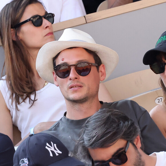 Juliette Armanet et son compagnon dans les tribunes des Internationaux de France de tennis de Roland Garros 2023 le 6 juin 2023. © Jacovides-Moreau/Bestimage 