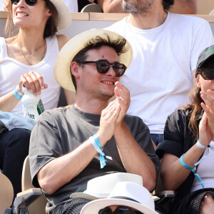 Juliette Armanet et son compagnon dans les tribunes des Internationaux de France de tennis de Roland Garros 2023 le 6 juin 2023. © Jacovides-Moreau/Bestimage