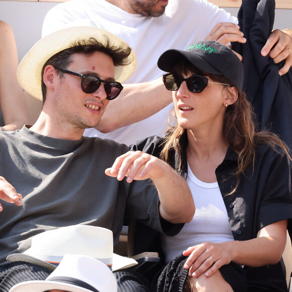 Quand elle avait la trentaine, la chanteuse travaillait dans une boîte de production.
Juliette Armanet et son compagnon dans les tribunes des Internationaux de France de tennis de Roland Garros 2023 le 6 juin 2023. © Jacovides-Moreau/Bestimage