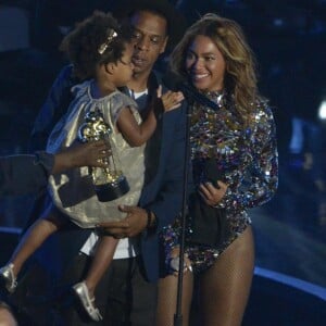 Jay-Z rejoint Beyoncé sur la scène des MTV VMA Awards avec leur fille Ivy Blue à Los Angeles, le 24 août 2014.