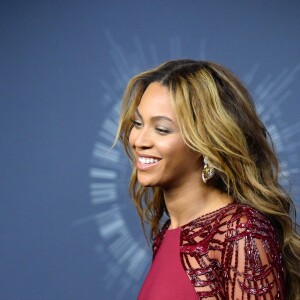 Beyonce pose avec son prix dans la pressroom des MTV Video Music Awards à Inglewood, le 24 août 2014.
