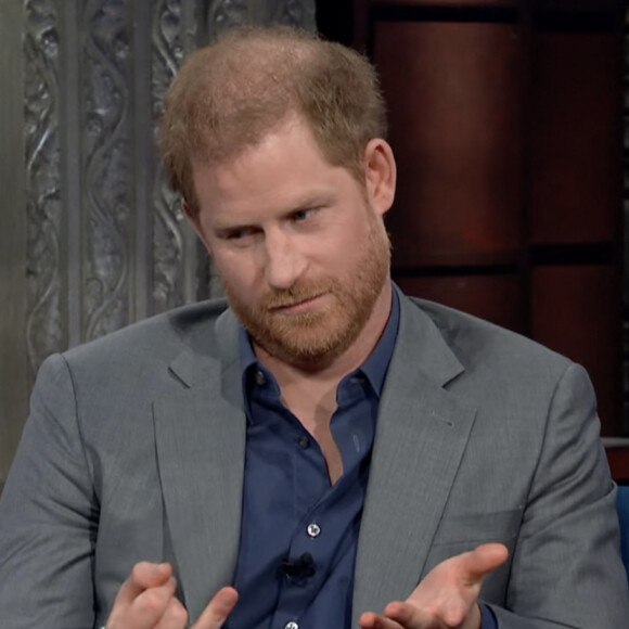 Et s'il est apaisé aujourd'hui, il a vécu beaucoup de soucis mentaux. 
Le prince Harry donne une interview sur le plateau de Stephen Colbert à propos de la vie après la mort 