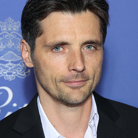 Raphaël Personnaz - Photocall des 125 ans du Ritz à Paris Le 14 septembre 2023. Le Ritz Paris a célébré ses 125 ans autour d'une soirée légendaire, en présence de plus de 700 invités, dont de très nombreuses personnalités issues du monde de la mode, des arts et du spectacle. Une soirée exceptionnelle, en hommage à César Ritz, fondateur visionnaire de l'hôtel, et placée sous le signe de l'Or, en écho à Louis XIV, le roi soleil, à l'origine de la célèbre place Vendôme. Durant plusieurs heures, dans le Grand Jardin de l'hôtel, brillant de mille feux, plus de 90 artistes se sont produits sous la direction artistique et la mise en scène et en danse de F. Fontan. Une scénographie somptueuse rappelant les grandes fêtes du Château de Versailles. La direction musicale a quant à elle été confiée au chef d'orchestre et compositeur T. Roussel. La soirée se déroulait en 3 actes : " le roi chante ", " le roi danse ", et " tout le monde danse ". Les invités ont été éblouis par les performances des artistes dont le duo Charlie Voodoo et Théophile Alexandre, accompagnés de danseuses inspirées de l'exubérante Marquise Casati, de la danseuse Etoile A.Renavand et des danseurs du Ballet de l'Opéra national de Paris - F. Melac, R. Stojanov et T. Coste - les Electrostreet, le Symphonic Orchestra du Ritz Paris et ses musiciens, les Dj back to back Desiderata, P. Winter et K.Smile... sans oublier D. Bürki, rayonnante Maîtresse de cérémonie. Toute l'offre gastronomique de cette soirée a été confiée à J. Legras, Chef Exécutif du Ritz Paris, à F. Perret, Chef Pâtissier de l'hôtel, et à R. de Courcy, Chef Barman. Une soirée extraordinaire pour célébrer 125 ans de légende et ancrer le Ritz Paris dans l'éternité. © Rachid Bellak/ Bestimage 