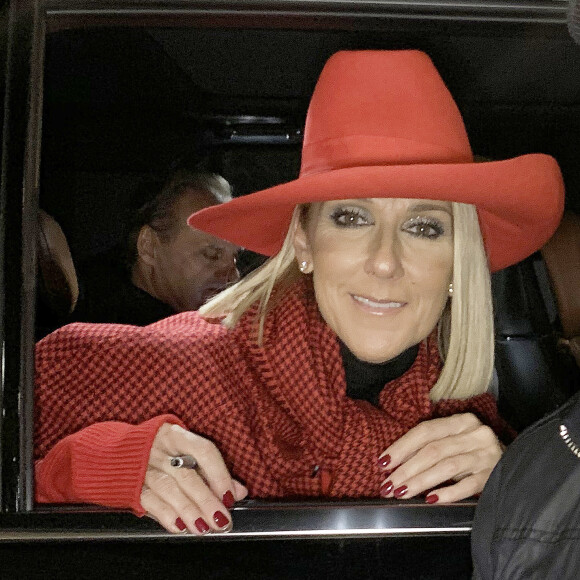 Exclusif - Celine Dion salue ses fans à la fenêtre du véhicule qui la transporte dans les rues de Toronto au Canada, 9 décembre 2019. 