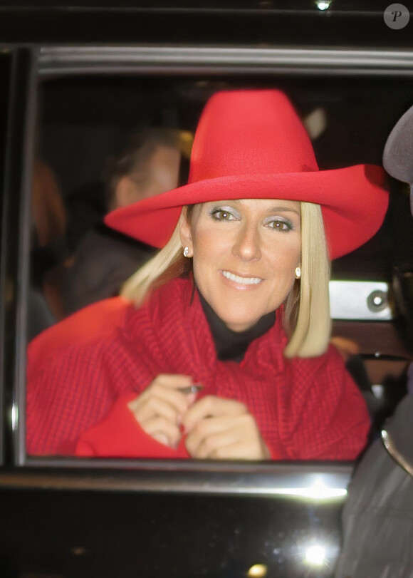 Exclusif - Celine Dion salue ses fans à la fenêtre du véhicule qui la transporte dans les rues de Toronto au Canada, 9 décembre 2019. 