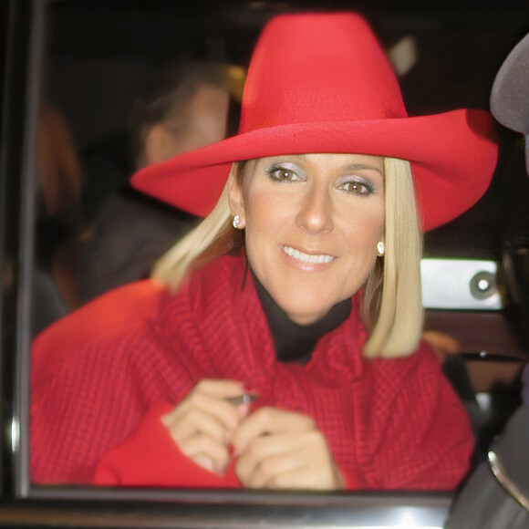 Exclusif - Celine Dion salue ses fans à la fenêtre du véhicule qui la transporte dans les rues de Toronto au Canada, 9 décembre 2019. 