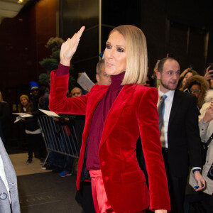 Celine Dion arbore un total look rouge satin et velour à la sortie de son hôtel à New York, le 14 novembre 2019 