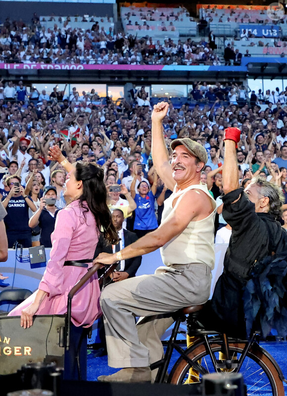 Jean Dujardin, Alice Renavand - Cérémonie d'ouverture de la Coupe du Monde de Rugby France 2023 avant le match de la Poule A entre la France et la Nouvelle-Zélande au Stade de France à Saint-Denis le 8 septembre 2023. © Dominique Jacovides/Bestimage 