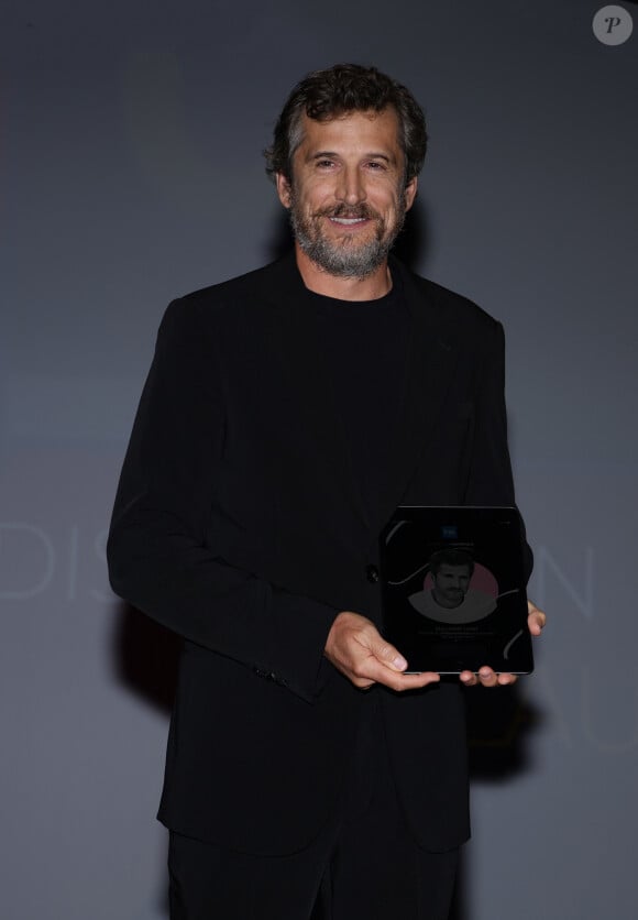 Guillaume Canet reçoit la distinction numérique de l'INA des mains de Laurent Vallet (président de l'Institut national de l'audiovisuel) lors du 49ème Festival du Cinéma Américain de Deauville, le 6 septembre 2023.