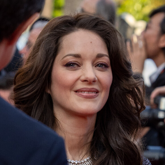 ... et il a fait face à une personne très curieuse dans l'assemblée, désireuse de démêler le vrai du faux.
Marion Cotillard - Montée des marches du film " Firebrand (Le jeu de la reine) " lors du 76ème Festival International du Film de Cannes, au Palais des Festivals à Cannes. Le 21 mai 2023 © Olivier Borde / Bestimage