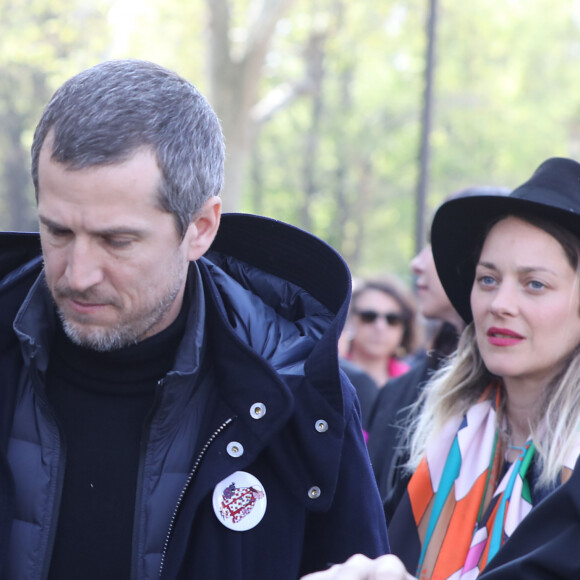 Marion Cotillard et son compagnon Guillaume Canet à la sortie de l'hommage à Agnès Varda dans la Cinémathèque française avant ses obsèques au cimetière du Montparnasse à Paris, France, le 2 avril 2019. 