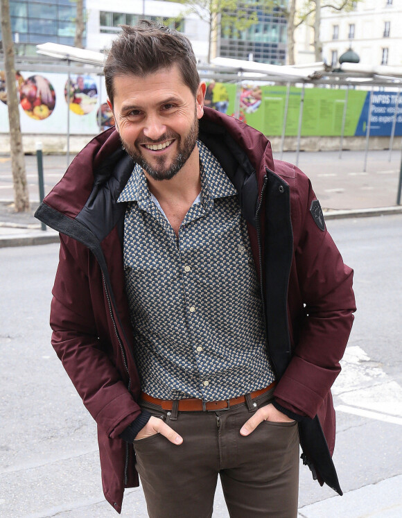 Christophe Beaugrand quitte les studios de RTL à Neuilly-sur-Seine, le 25 avril 2023. © Jonathan Rebboah / Panoramic / Bestimage  No web pour la Belgique et la Suisse 