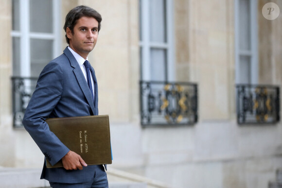 Nicolas s'est suicidé après avoir été harcelé et après une lettre odieuse du rectorat de Versailles. Une lettre dénoncée par Gabriel Attal.
Le ministre de l'éducation, Gabriel Attal à la sortie du conseil des ministres, au palais de l'Elysée, à Paris, France, le 13 septembre 2023. © Stéphane Lemouton/Bestimage 