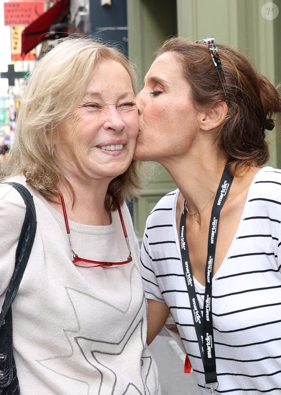 Il s'agit du concert "Et Maintenant" qui est un spectacle hommage à Gilbert Bécaud, mort le 18 décembre 2001 d'un cancer du poumon à 74 ans. 
Exclusif - Emily Bécaud avec sa mère Cathryn Lee St. John, dite Kitty - Concert "Et Maintenant", le spectacle hommage à Gilbert Bécaud interprété par Jules Grison avec la participation exceptionnelle de sa fille, Emily Bécaud à l'Olympia, Paris le 17 septembre 2023. © Coadic Guirec/Bestimage