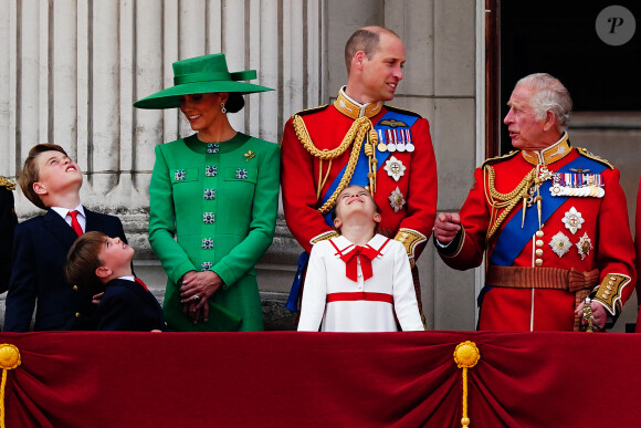 Le prince George, le prince Louis, la princesse Charlotte, Kate Catherine Middleton, princesse de Galles, le prince William de Galles, le roi Charles III - La famille royale d'Angleterre sur le balcon du palais de Buckingham lors du défilé "Trooping the Colour" à Londres. Le 17 juin 2023 