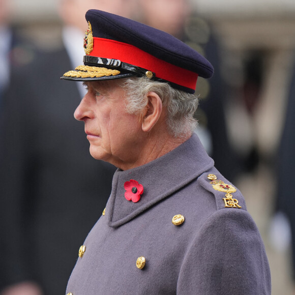Charles III a beau être roi, tout ne lui appartient pas en Grande-Bretagne 
Le roi Charles III d'Angleterre - Les membres de la famille royale d'Angleterre et les personnalités lors du "Remembrance Sunday Service" à Londres.