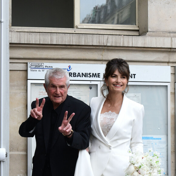 Ensemble, elles ont récemment passé un moment d'excellence... le jour où Claude Lelouch et Valérie Perrin se sont dit "oui", le 17 juin 2023.
Claude Lelouch et Valérie Perrin - Mariage de Claude Lelouch à la mairie du 18ème à Paris. Le 17 juin 2023. ©Agence / Bestimage