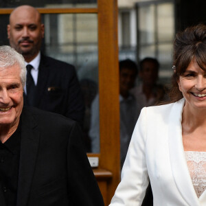 Claude Lelouch et Valérie Perrin - Mariage de Claude Lelouch à la mairie du 18ème à Paris. Le 17 juin 2023.