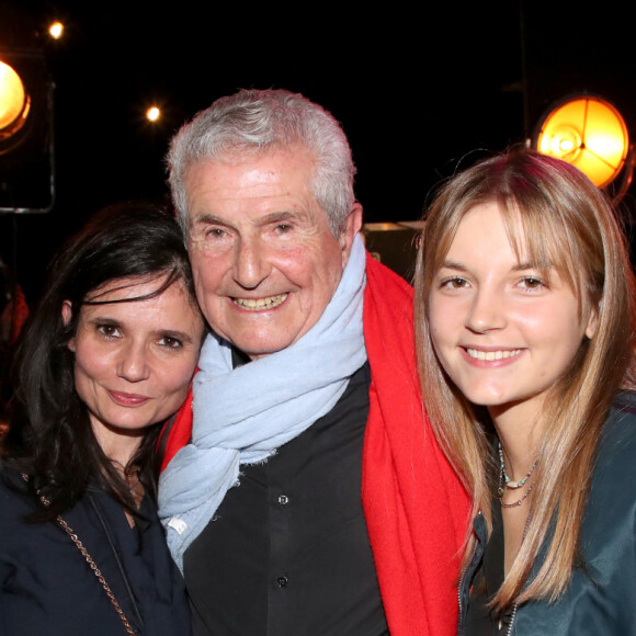 Exclusif - Claude Lelouch avec sa fille Salomé Lelouch et ses petites filles Noa (D) et Rebecca (G) - Scène - Spectacle symphonique Claude Lelouch "D'un film à l'autre" au Palais des Congrès de Paris le 14 novembre 2022. Pour Fêter ses 85 ans et 60 de carrière, Claude Lelouch a créé un ciné-concert, "Claude Lelouch - D'un film à l'autre", dans lequel la musique de ses films est jouée par l'orchestre philharmonique de Prague, au Palais des Congrès à Paris. Sur le gâteau, son chiffre fétiche : 13 car 85 ans (8+5 = 13). Claude Lelouch associe le 13 à toute sa vie professionnelle : sa société "Les films 13" et son cinéma, le "Club 13. © Moreau / Rindoff / Bestimage 