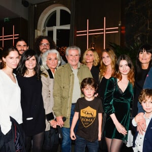 Claude Lelouch avec sa compagne Valérie Perrin, sa soeur Martine Lelouch, ses filles Stella Lelouch, Shaya Lelouch, Sabaya Lelouch, Salome Lelouch, Sarah Lelouch, ses fils Sachka Lelouch, Simon Lelouch et ses petits - Le réalisateur français C. Lelouch célèbre ses 80 ans au restaurant Victoria à Paris, France, le 30 octobre 2017. © Coadic Guirec/Bestimage 