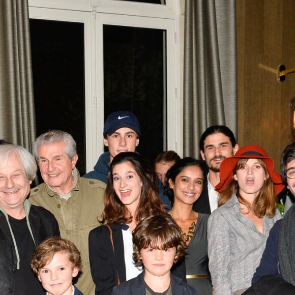 Claude Lelouch avec sa compagne Valérie Perrin, sa soeur Martine Lelouch, ses filles Stella Lelouch, Shaya Lelouch, Sabaya Lelouch, Salomé Lelouch, Sarah Lelouch, ses fils Sachka Lelouch, Simon Lelouch et ses petits-enfants - Le réalisateur français C. Lelouch célèbre ses 80 ans au restaurant Victoria à Paris, France, le 30 octobre 2017. © Coadic Guirec/Bestimage 