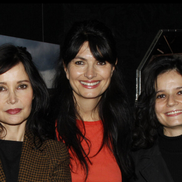 Valérie Perrin entre Evelyne Bouix et Salomé Lellouch et Charles Gérard - Vernissage de l'exposition des photos de Valérie Perrin au Ciné 13 théâtre à la Butte Montmartre.