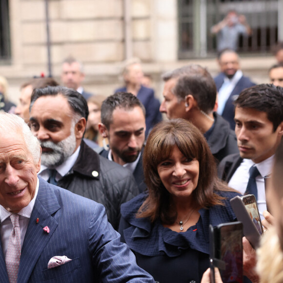 Le 21 septembre 2023, lendemain de son arrivée en nos frontières, le monarque s'est donc rendu au marché aux fleurs de Paris.
Le roi Charles III - Visite du marché aux fleurs du centre de Paris, le 21 septembre 2023. © Cyril Moreau/Bestimage