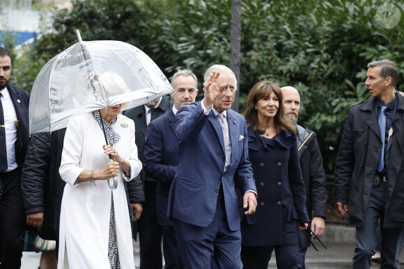 Le roi Charles III d'Angleterre et Camilla Parker Bowles accompagnés de la maire de Paris, Anne Hidalgo - Visite du marché aux fleurs du centre de Paris, le 21 septembre 2023. © Cyril Moreau/Bestimage