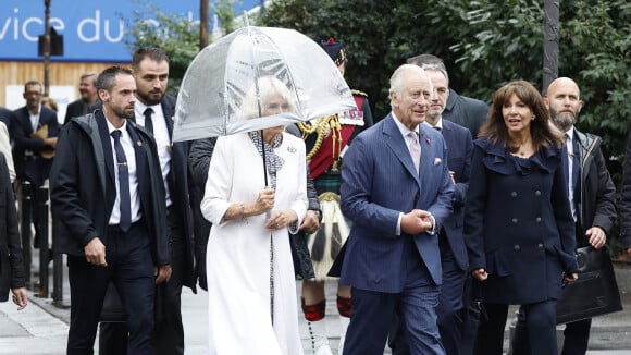 PHOTOS Charles III et Camilla rincés par la pluie : visite maussade pour le couple sur un lieu qui rappelle des souvenirs...