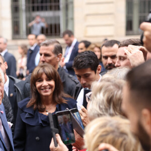 Le roi Charles III d'Angleterre, accompagné de la maire de Paris, Anne Hidalgo - Visite du marché aux fleurs du centre de Paris, le 21 septembre 2023. © Cyril Moreau/Bestimage