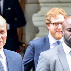 Le prince William salue ses fans dans la rue au cours de son voyage à New York, le 19 septembre 2023