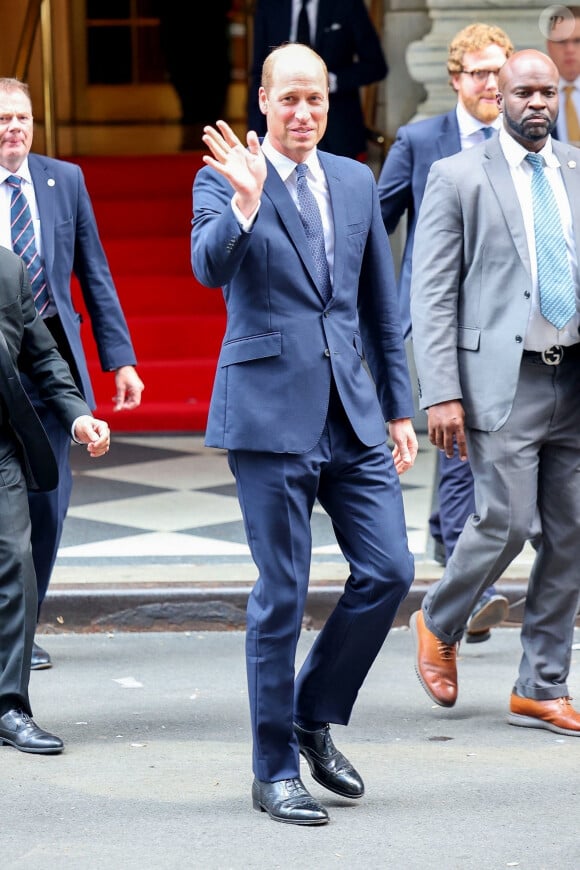 Le prince William salue ses fans dans la rue au cours de son voyage à New York, le 19 septembre 2023