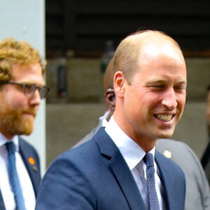 Le prince William salue ses fans dans la rue au cours de son voyage à New York, le 19 septembre 2023