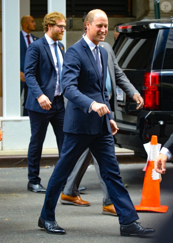 Le prince William salue ses fans dans la rue au cours de son voyage à New York, le 19 septembre 2023
