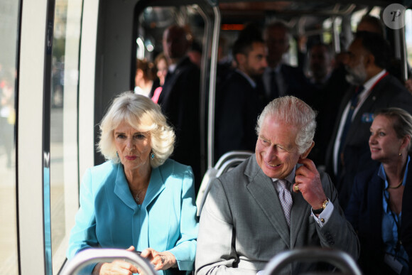 Ils étaient certes surveillés par une dizaines de gardes qui veillaient sur eux 
Le roi Charles III d'Angleterre et Camilla Parker Bowles, reine consort d'Angleterre, rejoignent en tramway la place de la Bourse à Bordeaux, le 22 septembre 2023. Le couple royal britannique est en visite en France du 20 au 22 septembre 2023. 