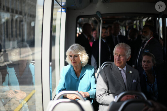 A Bordeaux ce vendredi 22 septembre, le roi et la reine consort ont pris le tramway, comme n'importe quelle personne 
Le roi Charles III d'Angleterre et Camilla Parker Bowles, reine consort d'Angleterre, rejoignent en tramway la place de la Bourse à Bordeaux, le 22 septembre 2023. Le couple royal britannique est en visite en France du 20 au 22 septembre 2023. 