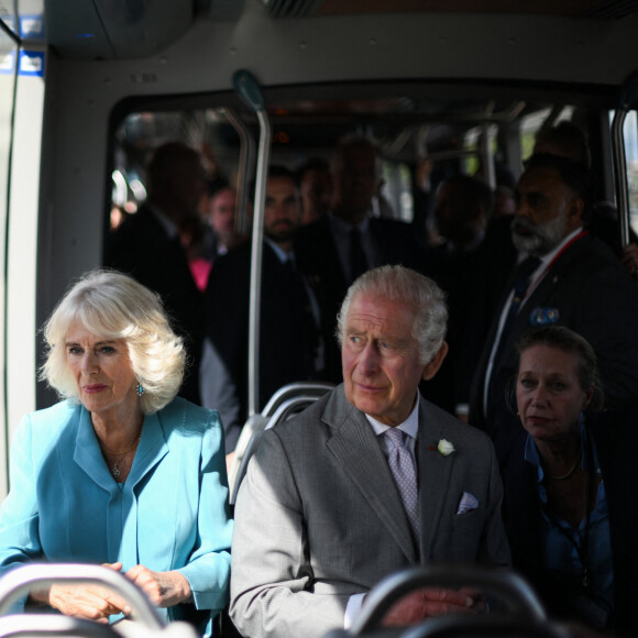 A Bordeaux ce vendredi 22 septembre, le roi et la reine consort ont pris le tramway, comme n'importe quelle personne 
Le roi Charles III d'Angleterre et Camilla Parker Bowles, reine consort d'Angleterre, rejoignent en tramway la place de la Bourse à Bordeaux, le 22 septembre 2023. Le couple royal britannique est en visite en France du 20 au 22 septembre 2023. 