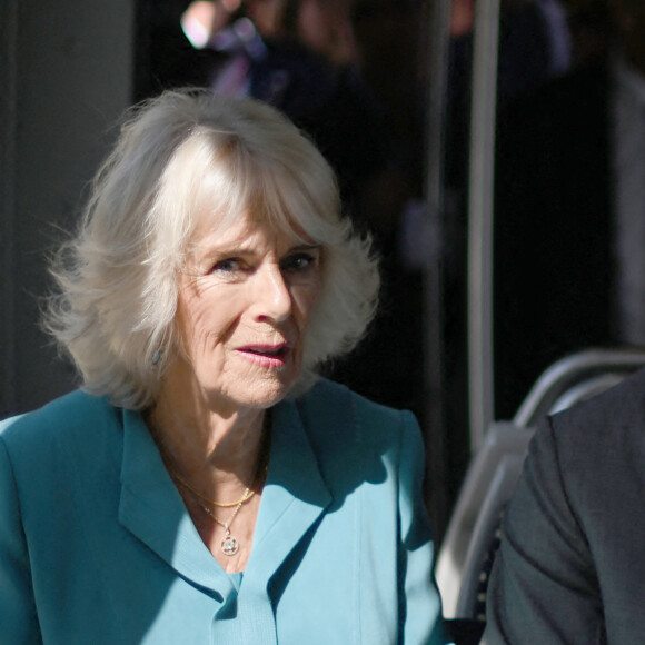 Mais n'étaient pas peu fiers de tester ce transport en commun 
Le roi Charles III d'Angleterre et Camilla Parker Bowles, reine consort d'Angleterre, rejoignent en tramway la place de la Bourse à Bordeaux, le 22 septembre 2023. Le couple royal britannique est en visite en France du 20 au 22 septembre 2023. 