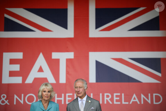 Le roi Charles III d'Angleterre et Camilla Parker Bowles, reine consort d'Angleterre, rejoignent en tramway la place de la Bourse à Bordeaux, le 22 septembre 2023. Le couple royal britannique est en visite en France du 20 au 22 septembre 2023. 