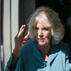 Le roi Charles III d'Angleterre et Camilla Parker Bowles, reine consort d'Angleterre, rejoignent en tramway la place de la Bourse à Bordeaux, le 22 septembre 2023. Le couple royal britannique est en visite en France du 20 au 22 septembre 2023. 