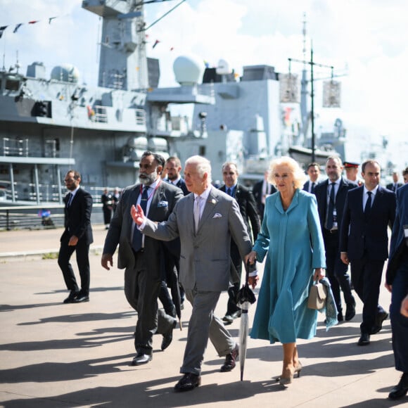 Le roi Charles III d'Angleterre et Camilla Parker Bowles, reine consort d'Angleterre, rejoignent en tramway la place de la Bourse à Bordeaux, le 22 septembre 2023. Le couple royal britannique est en visite en France du 20 au 22 septembre 2023. 