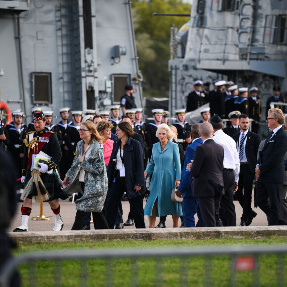 Le roi Charles III d'Angleterre et Camilla Parker Bowles, reine consort d'Angleterre, rejoignent en tramway la place de la Bourse à Bordeaux, le 22 septembre 2023. Le couple royal britannique est en visite en France du 20 au 22 septembre 2023. 