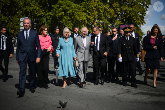 Le roi Charles III d'Angleterre et Camilla Parker Bowles, reine consort d'Angleterre, rejoignent en tramway la place de la Bourse à Bordeaux, le 22 septembre 2023. Le couple royal britannique est en visite en France du 20 au 22 septembre 2023. 