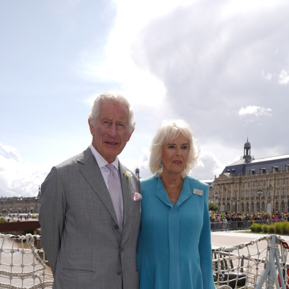 Le roi Charles III d'Angleterre et Camilla Parker Bowles, reine consort d'Angleterre, accueillis à bord de la frégate de la Royal Navy, "Iron Duke" à Bordeaux, le 22 septembre 2023. Une réception y est organisée pour souligner les liens de défense entre la France et le Royaume-Uni. 